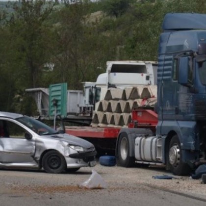 Майка с две деца катастрофира при изпреварване, блъсна се в кола и камион СНИМКИ