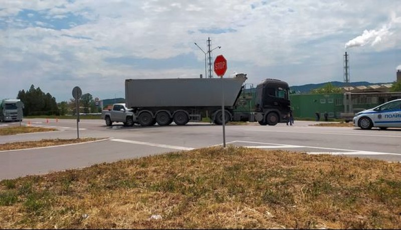 Пикап се заби в камион край Варна!  СНИМКИ