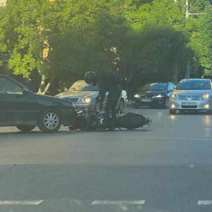 Моторист и автомобил се блъснаха в София