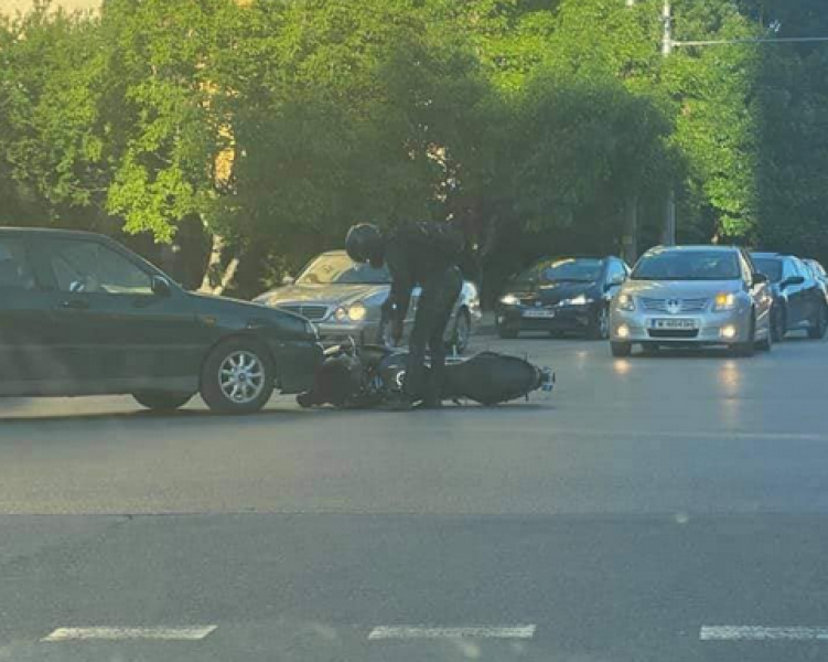 Моторист и автомобил се блъснаха  в София