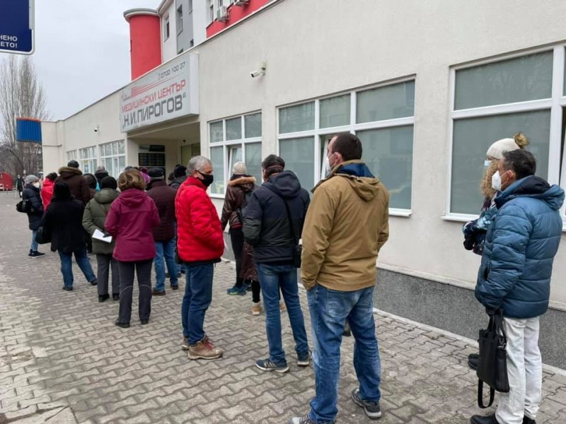 Намаляват цената на PCR теста в Пирогов! Зелените коридори - без почивен ден