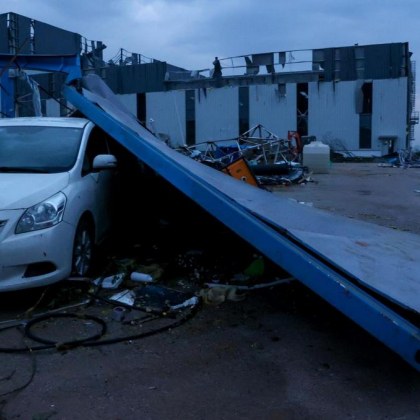 Две торнада вилняха в Ухан, 7 души загинаха СНИМКИ