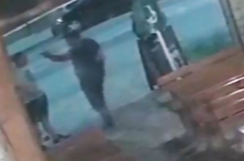 Бивш военен простреля момче, подарило цветя на дъщеря му ВИДЕО