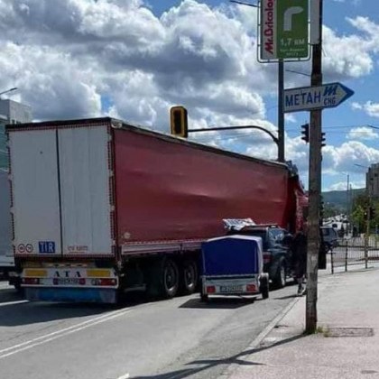 ТИР и автомобил се заклещиха на столично кръстовище СНИМКИ