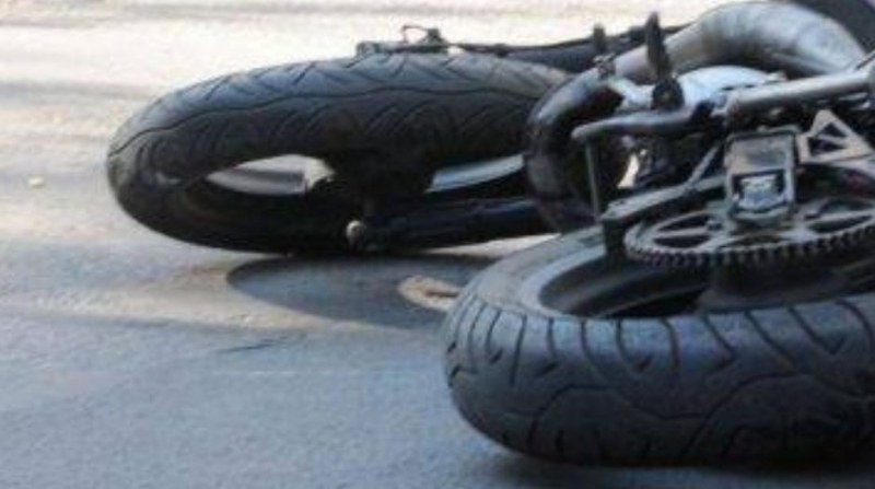 Млад мъж се блъсна с мотора си в дърво край Пловдив