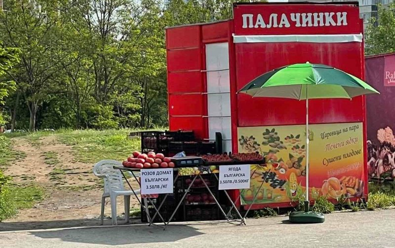 Нерегламентирана търговска дейност на тротоар в София