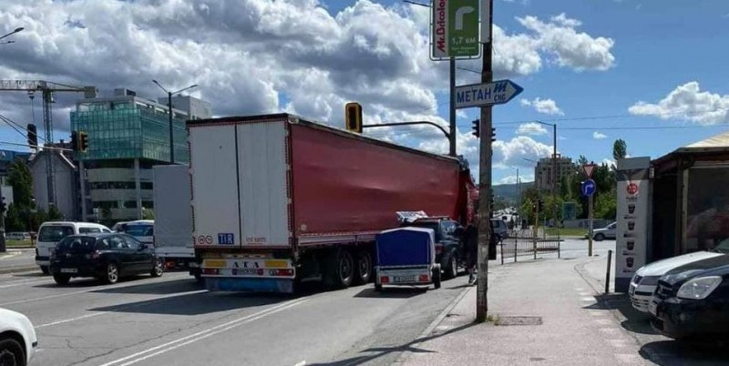 ТИР и автомобил се заклещиха на столично кръстовище СНИМКИ