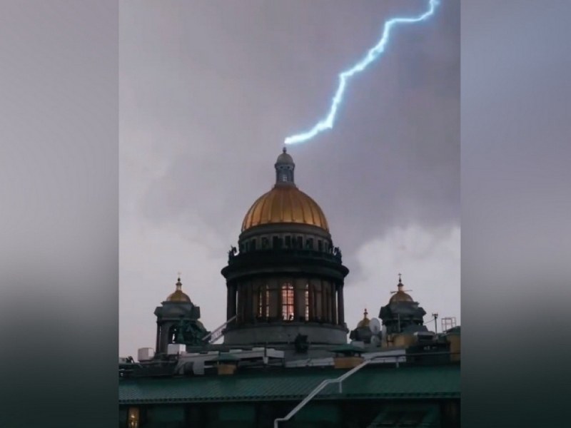 Гръмотевичен апокалипсис! Мълния удари кръста на катедрала