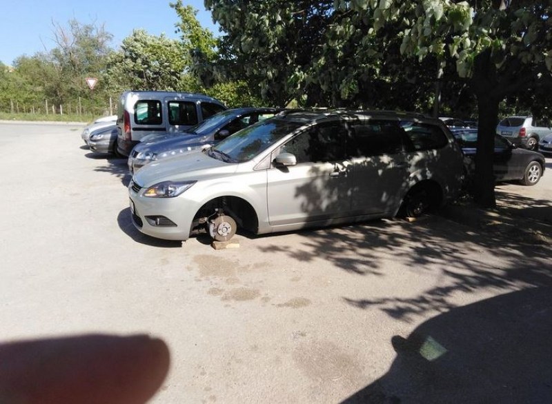 Кола осъмна с откраднати гуми и джанти СНИМКА