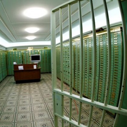 Работници намериха тунел при ремонт до банка! Прецакали крадци?