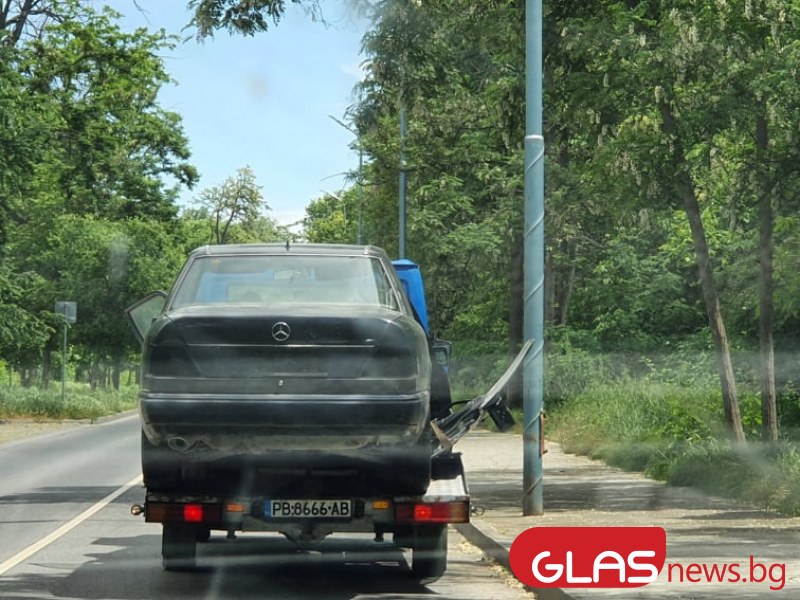 Превозиха разпадащ се Мерцедес по булевард в Пловдив, колко врати му останаха?