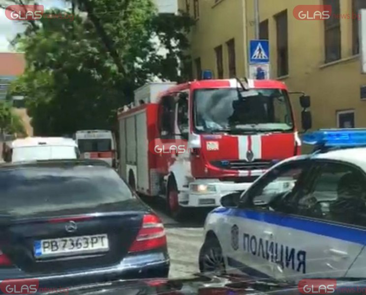 Млад мъж падна от стара сграда в Пловдив! Пожарна и линейка са на мястото ВИДЕО+СНИМКИ