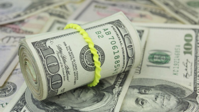 Американски бизнесмен раздаде по 1 000 долара на абсолвенти, призова ги да направят дарение