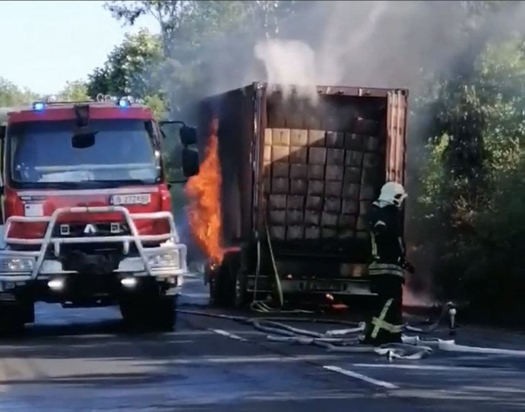 Камион спука гума, а след това се запали край Варна СНИМКИ