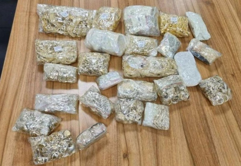 Задържаха златни накити на 