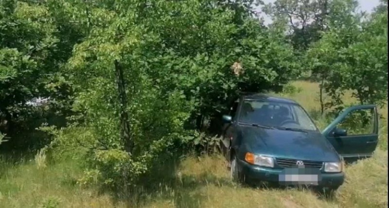 Двама 12-годишни задигнаха колата на 73-годишен мъж