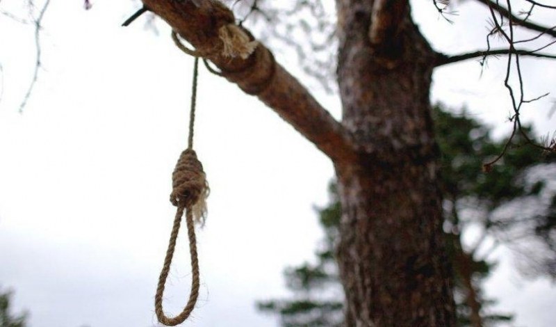Мъж се обеси на дърво