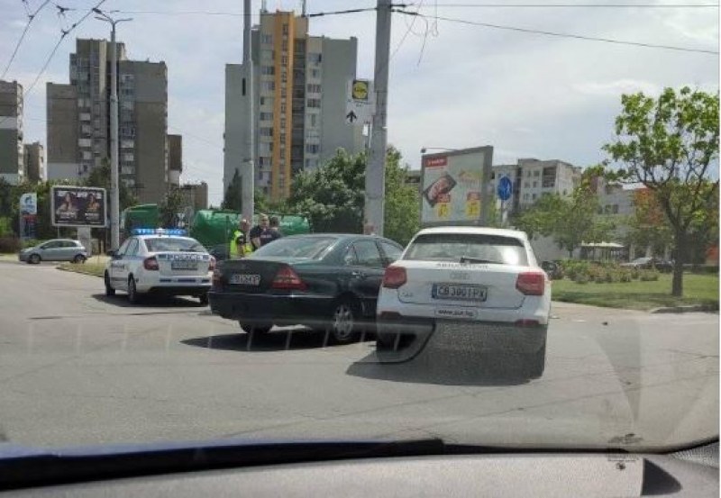 Ауди и Мерцедес се блъснаха на кръстовище в Пловдив