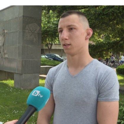 ММА боец продава медал, дарява парите на болно детенце