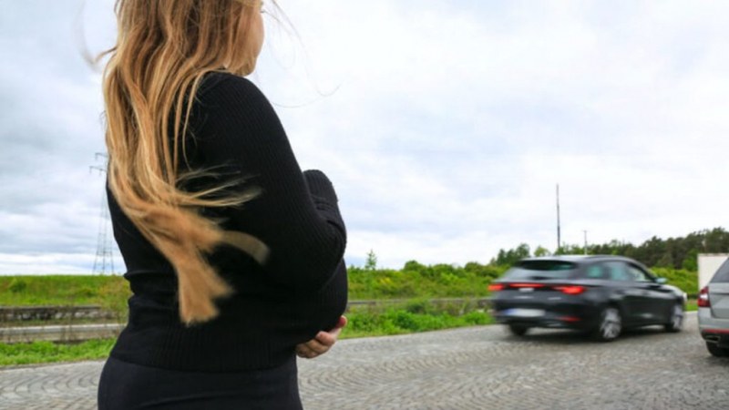 Посред нощ съпруг забрави бременната си жена на паркинг