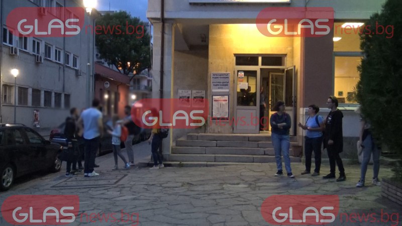 Скандал в центъра на Пловдив, полиция обсади сграда СНИМКИ+ВИДЕО