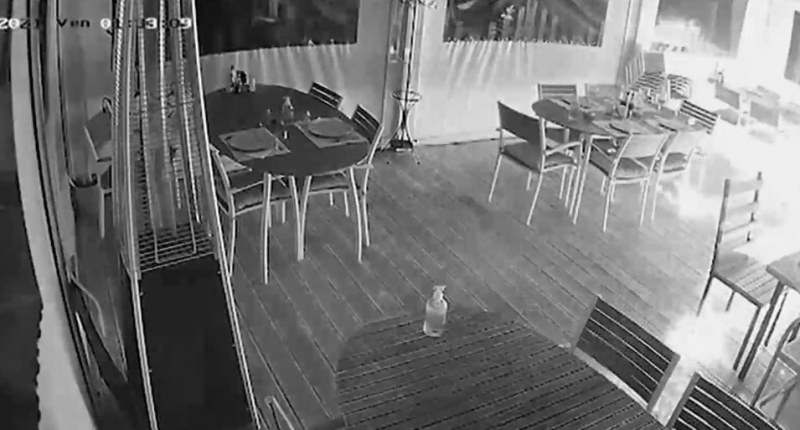 Маскиран мъж запали ресторант в София ВИДЕО