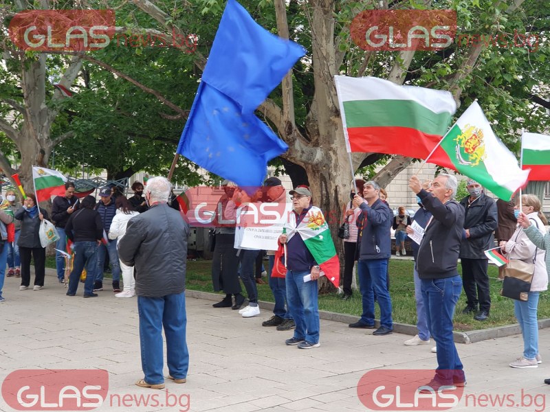Протестиращи пред президентството поискаха демокрация  СНИМКИ