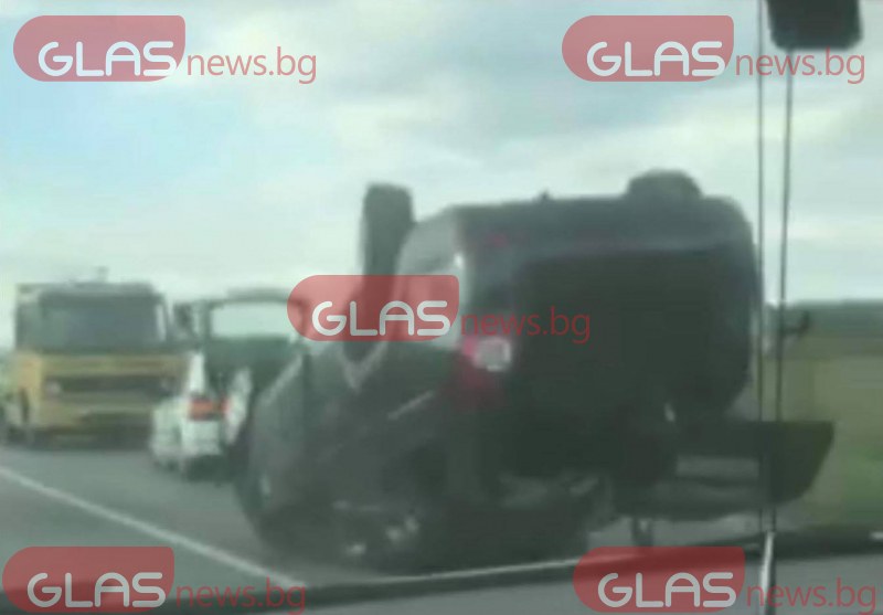 Автомобил се обърна по таван на пътя София-Самоков ВИДЕО