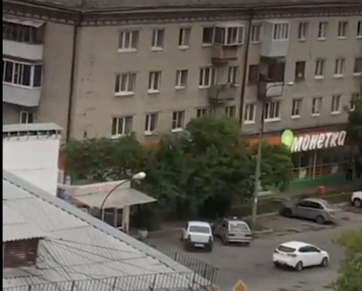 Бивш полицай откри огън по хора от балкона си! Има ранени ВИДЕО