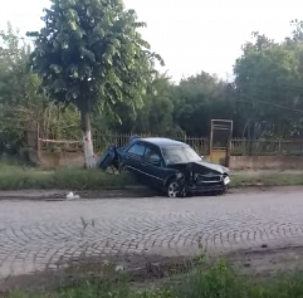 Младеж се вряза с колата си в ограда, изостави я и избяга ВИДЕО