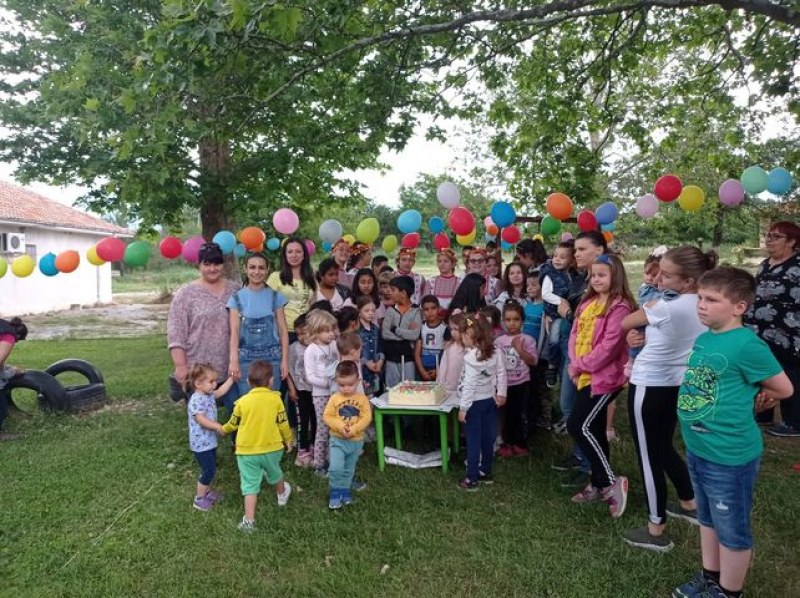 Балони, настроение и усмивки в село Горни Домлян - празнуват децата! СНИМКИ