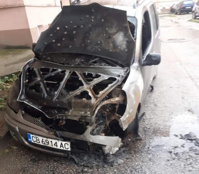 Запалиха колата на служител на ДАИ в Пазарджик! СНИМКИ