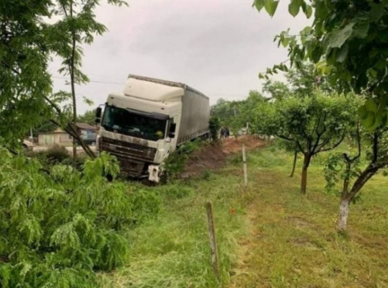 Камион едва не размаза автобус, заби се в ограда на къща СНИМКИ