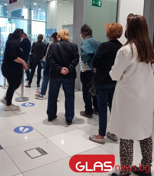 Опашки за плащане на сметки за ток в Пловдив, чака се с часове СНИМКИ