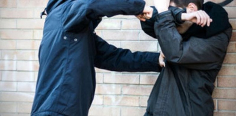 Деца се биха в двора на училище, двама 13-годишни пострадаха