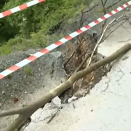 Свлачище заплашва да откъсне единствения път до села край Своге ВИДЕО