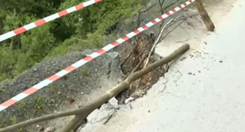 Свлачище заплашва да откъсне единствения път до села край Своге ВИДЕО