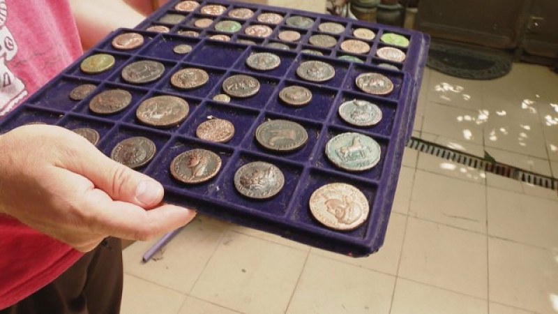 Автор на реплики на древни монети разпозна свои творения сред конфискуваните от полицая