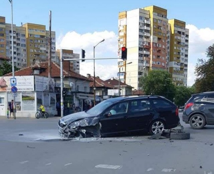 Катастрофа затрудни движението в столицата СНИМКИ