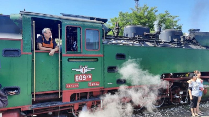 Влак на век: Парен локомотив за празника на теснолинейката СНИМКИ