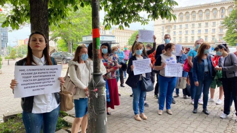 Лекари на протест в подкрепа на пенсионирания проф. Кантарджиев
