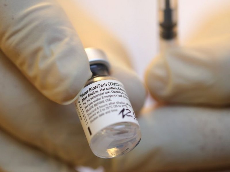 Осем учители по погрешка са инжектирани с шест дози ваксина Pfizer