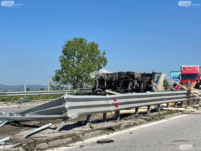 Два камиона се блъснаха челно на 