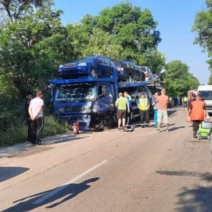 Автовоз и кола се блъснаха, движението е затапено СНИМКИ