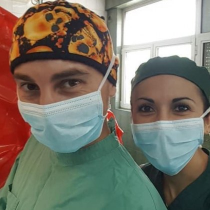 Лекар предложи брак на любимата си в операционната СНИМКИ