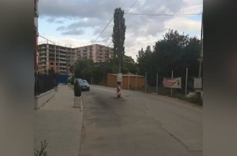 Опасна изненада за шофьорите – стълб по средата на улицата ВИДЕО