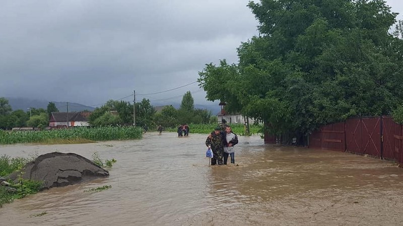 Порой и потоп в съседна Румъния – улици под вода, отнесени коли ВИДЕО