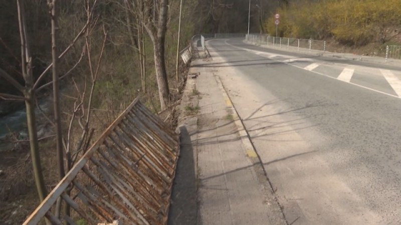 Безстопанственият мост, който се руши, от който падат и коли СНИМКИ