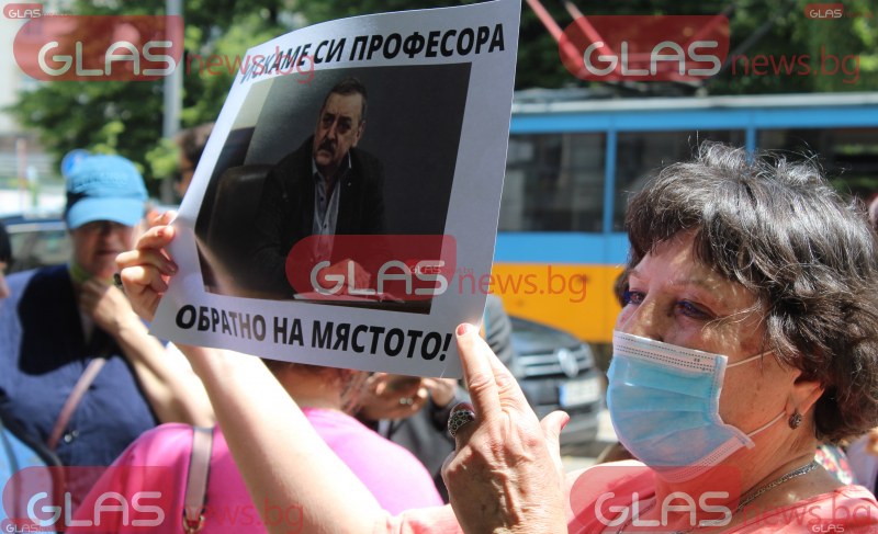 Граждани и лекари на протест в подкрепа на проф. Кантарджиев СНИМКИ+ВИДЕО