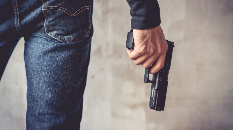 Мъж извади пистолет и го насочи срещу съсед! Заради паркомясто...